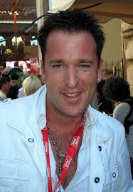 Der selbsternannte könig des 2009 heiratete wendler seine damalige partnerin claudia norberg, doch die beiden trennten sich offiziell im oktober. Eigene Serie Fur Michael Wendler Und Freundin