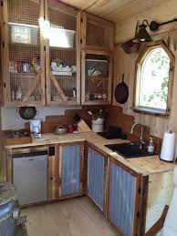 Chicken Wire Tin Repurposed Wood Cocinas De Casas Pequenas Cocinas De Estilo Rustico Cocinas Rusticas