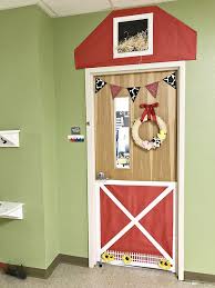 You can use these ideas with barnyard or farm animals. Craft Easy Classroom Barn Door And Farm Animal Wreath See Vanessa Craft Farm Classroom Decorations Farm Classroom Theme Barnyard Classroom