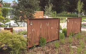 Sichtschutz zäune aus metall und holz von stahlzart (massivholz lärche) zeichnen sich durch modernes design, einfaches aufstellen und qualitativ hochwertige materialien aus. Gartenmetall Cortenstahl Bella Flora Galabau