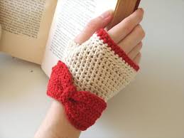 This free crochet pattern is simple and fast to work up. 20 Easy Crochet Fingerless Gloves Pattern