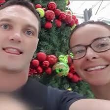 Surfista bate em tubarão para salvar a esposa de ataque na Austrália