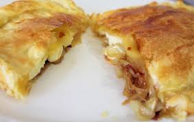 Resultado de imagen de empanada de cecina queso de cabra y cebolla caramelizada