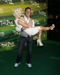 Do you like this video? Hier Nimmt Ex Big Brother Star Jurgen Milski Die Susse Melanie Muller Im November 2013 Bei Der Premiere Des Musicals Tarzan In Stuttgart Auf Den Arm