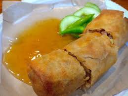 Lumpia merupakan makanan yang mirip dengan rolade, yaitu bungkusan yang berisi rebung, telur, daging ayam atau udang di dalamnya. Lumpia Semarang Van Djawa Puri Lengkap Menu Terbaru Jam Buka No Telepon Alamat Dengan Peta