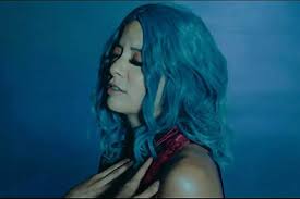 The f(x) member made a special appearance with her featuring in an artist 'fkye's latest music video 'get myself' and in the music video itself, amber appeared with a middle hair length metallic blue wig. Amber Went For A Long Hair Look And A Heavier Makeup Than Usual In A Recent Production And She Literally Stuns In The Look