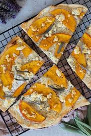 Flammkuchen Mit Kurbis Feta Und Salbei Tulpentag Schnelle Rezepte Kurbis Flammkuchen Flammkuchen Rezepte