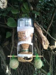 20 Idees Geniales Pour Recycler Facilement Vos Bouteilles En Plastique Bouteille Plastique Mangeoires Pour Oiseaux Faites Maison Mangeoire Oiseau