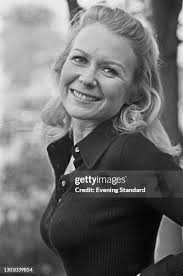 201 Sisters Hayley Photos & High Res Pictures