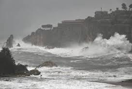 Vídeo: com ondas de até 10 metros, Ciclone Harry devasta Sicília