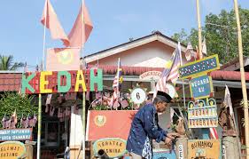 Orang ramai berpakaian jalur gemilang dan menggelarkan diri mereka seniman jalanan di sempena sambutan hari kebangsaan ke 60 di dataran merdeka. Guna Wang Pencen Untuk Jalur Gemilang