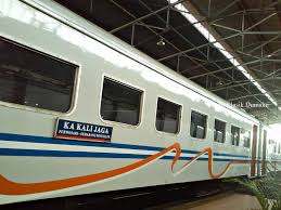 100 murid tk meriahkan lomba mewarnai kereta api di stasiun kota. Ternyata Ini Sejarah Penamaan Nama Nama Kereta Api Di Indonesia