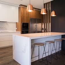 Allures rustique et coté moderne de cette cuisine. Industrial Luxe Caesarstone Statuario Maximus Paired Perfectly Amongst Tonal And Contrasting Palettes Cuisine Contemporaine Cuisines Design Cuisine Moderne