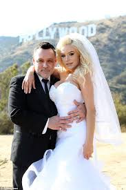 Pregnant Courtney Stodden 21 Renews Her Vows With Doug Hutchison 55 Courtney Stodden Courtney Stodden Wedding Wedding Dresses