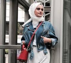 Salah satu yang sedang trend ditahun 2020 adalah model jaket jeans. Lima Padu Padan Jaket Denim Dengan Style Hijab Yang Keren