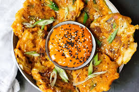 Vegane Kimchi Pancakes Mit Gochujang Dip Recipe Vegan Kimchi Kimchi Pancake Spicy Recipes