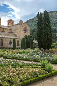 Reportage Les Tresors De L Abbaye De Fontfroide Avec Images Terrasse Jardin Jardin Maison Abbaye
