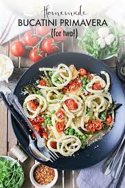 The Quintessential Summer Pasta This Homemade Bucatini Primavera Is As Gorgeous To Present As It Is Easy T Summer Pasta Main Meals Pasta Easy Cooking Recipes