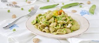 Le orecchiette di grano arso oltre che rappresentare la massima espressione della cultura gastronomica pugliese sono impreziosiste dal grano arso utilizzato già da decenni fa in puglia nella zona della daunia in provincia di foggia nel pieno del tavoliere delle puglie. Orecchiette Di Grano Arso Con Crema Di Piselli Fiori Di Zucca E Sgombro