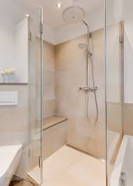 Geraumige Dusche Mit Integriertem Duschsitz Und Einer Smarten Showerpipe Von Hans Grohe Fur Luxurioses Duschen Badezimmer Dusche Fliesen Duschsitz Glasduschen