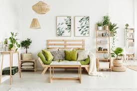 Ruang tamu yang memiliki pojokan ruangan dapat disiasati dengan sofa berbentuk l. 7 Ide Dekor Ruang Tamu Sempit Agar Tetap Nyaman Halaman All Kompas Com