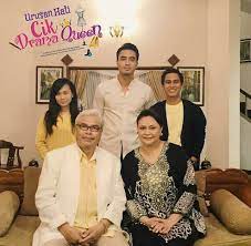 Drama bersiri urusan hati cik drama queen akan bersiaran mulai 6 februari 2017, setiap hari isnin hingga khamis pukul 10 malam di astro ria dan ria hd. Urusan Hati Cik Drama Queen