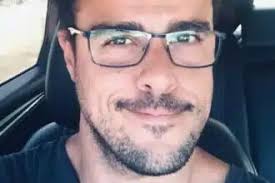 Fabiula mostra os gêmeos idênticos com Emílio Dantas com roupas iguais