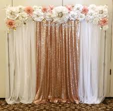 Papierblumen In Weiss Pfirsisch Beige Mit Weissem Und Goldenem Fliessenden Stoff Als Traubogen Oder Fotohintergrund Fur Hochzeiten Quince Decorations