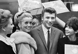 Treize ans après la mort d'henri salvador, catherine, sa quatrième et dernière épouse, s'est confiée sur leur rencontre, leur envie d'enfant et le regard des autres. Catherine Deneuve Et Johnny Hallyday La Verite Sur Leur Relation Cachee Qui A Dure Des Annees Elle