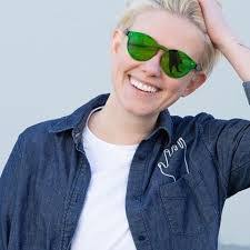 Lee Reaves's Instagram, Twitter & Facebook