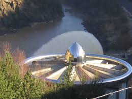 Les lâchers d'eau doivent permettre le refroidissement de ces centrales en été. Barrage De Naussac Centrale Mapio Net