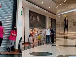 A differenza di stabilimenti e piscine, i centri commerciali sono aperti da tempo, ma non nel weekend. V E36j3uwkv0cm