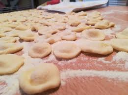 Dopo avervi insegnato a fare l'impasto base per la pasta fresca di grano duro, oggi vi mostrerò come fare le orecchiette. Orecchiette Pugliesi Fatte In Casa
