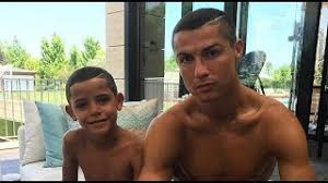 Çok kısa saç modeli cesaret isteyen bir saç modelidir. Cristiano Ronaldo Ve Oglunun Yeni Sac Stili Youtube