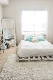 Diy bilik tidur si kecil yang 'rare' & mampu milik, siap ada taman permainan lagi… persekitaran dan perhiasan bilik tidur yang menarik merupakan salah satu elemen penting bagi memberi. 50 Creative Recycled Diy Projects Pallet Beds Design Ideas Home Decor Bedroom Bedroom Decor For Couples Bedroom Decor