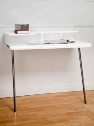 Stylisher designer schreibtisch im eleganten retro look dieser schreibtisch kommt im eleganten look daher und die hoch glänzende oberfläche sorgt für eine sehr edle note. Funktionale Und Geschmackvolle Arbeitszimmer Zuhausewohnen