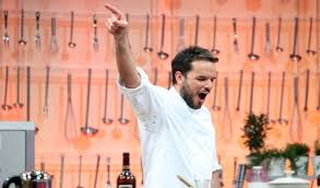 Steffen henssler konnte sich mit seinen drei restaurants in hamburg und vielen fernsehshows ein gutes auf jeden fall hat steffen henssler eine freundin, wenngleich niemand ihren namen kennt. Steffen Henssler Privat Ist Der Tv Koch Wieder Vergeben News De