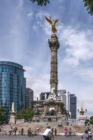The angel of independence, most commonly known by the shortened name el ángel and officially known as monumento a la independencia (monument to independence), is a victory column on a roundabout on the major thoroughfare of paseo de la reforma in downtown mexico city. El Angel De La Independencia Wikipedia
