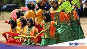 Alat musik ini berasal dari sulawesi selatan dan biasa digunakan untuk pengiring ganda yaitu alat musik tradisional yang berasal dari sulawesi juga disebut dengan nama kanda. 5 Alat Musik Sulawesi Selatan Dan Cara Memainkannya