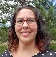 Can someone please zoom in and crop and change the background to something  simple Thank you 😊