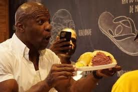 Terry Crews, “pai do Chris”, come sanduíche de mortadela do Mercadão