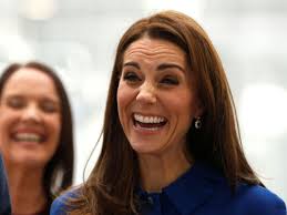 PHOTOS. Kate Middleton, en robe bleue et tout sourire, pour une visite avec  son mari, le prince William