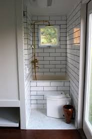 Minim Tiny House Auf Radern Von Brevard Tiny House Gebaut Kuhles Badezimmer My Hobby Blog Living Tips Kleine Badewanne Kleines Haus Einrichtung Kleines Haus Badezimmer