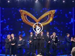 Milly carlucci, giancarlo de andreis. Il Cantante Mascherato Vince Il Coniglio Ecco Chi C E Sotto La Maschera Corriere Tv