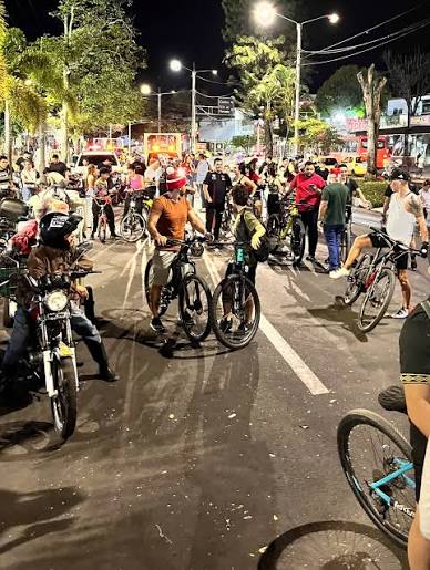 🚲 El Día sin carro y sin moto en Ibagué finalizó con un ciclopaseo nocturno  denominado 'Simulacro Navideño', que reunió a decenas de ciudadanos en un  recorrido por las principales vías de