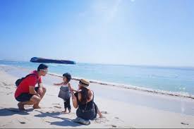 Karena letaknya yang hanya berjarak 5 km dari bila wisatawan membawa kendaraan sendiri, tarif yang dikenakan untuk biaya parkir di pantai ini memang terbilang. Pantai Pasir Putih Pangandaran Harga Tiket Spot Foto Terbaru 2021