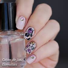 Aplique dos capas de esmalte café claro. Decoracion De Unas De Mariposas Unas Decoradas