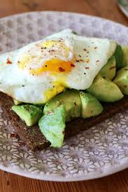 Leckeres Fruhstuck Avocado Ei Auf Gerostetem Pumpernickel Rezept Essensrezepte Gesunde Fruhstucksrezepte Avocado