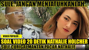Beberapa waktu lalu tersebar video 20 detik yang diduga merupakan nathalie holscher dan sang manajer, panju komara. Natalie 20 Detik Heboh Nathalie Holscher Dan Asisten Sule Dituding Lakoni Video Itu Pun Ramai Menjadi Perbincangan Maellevintagedresses