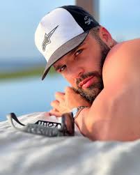 Robert Peña (@robertpena_elpatron) • Instagram photos and videos